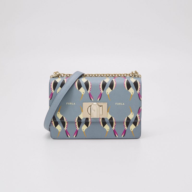 Produktfoto einer blauen Furla Designerhandtasche mit goldenem Verschluss