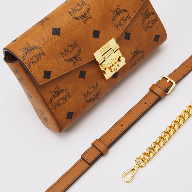 Produktfoto einer braunen MCM Designerhandtasche mit goldenen Applikationen