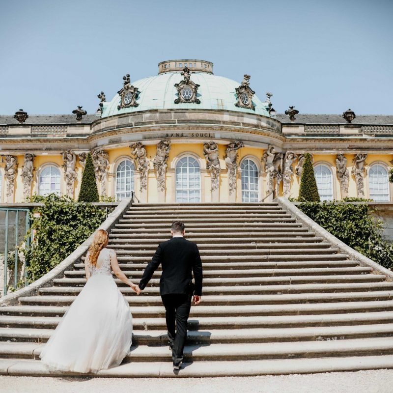Brautpaar läuft die Treppe am Schloss Sanssouci in Potsdam hoch