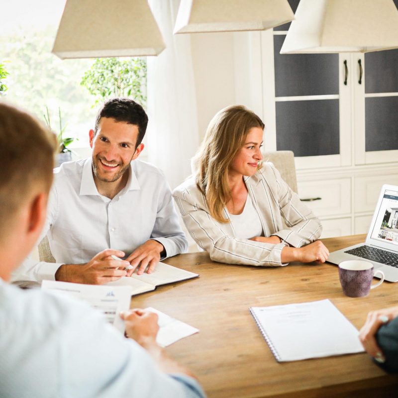 junge Immobilienmakler im Meeting mit interessierten Kunden