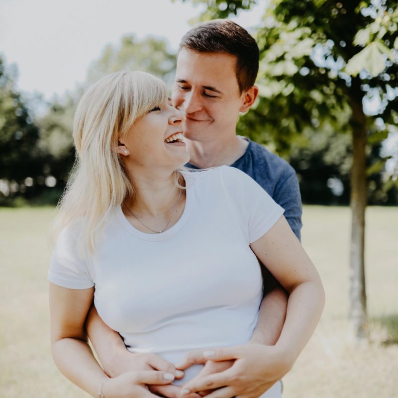 Ein junges glückliches Paar am Ende der Schwangerschaft