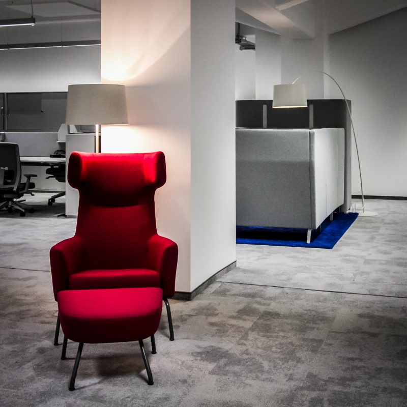 Moderner roter Sessel in großem Büro in der Hauptstadt Berlin