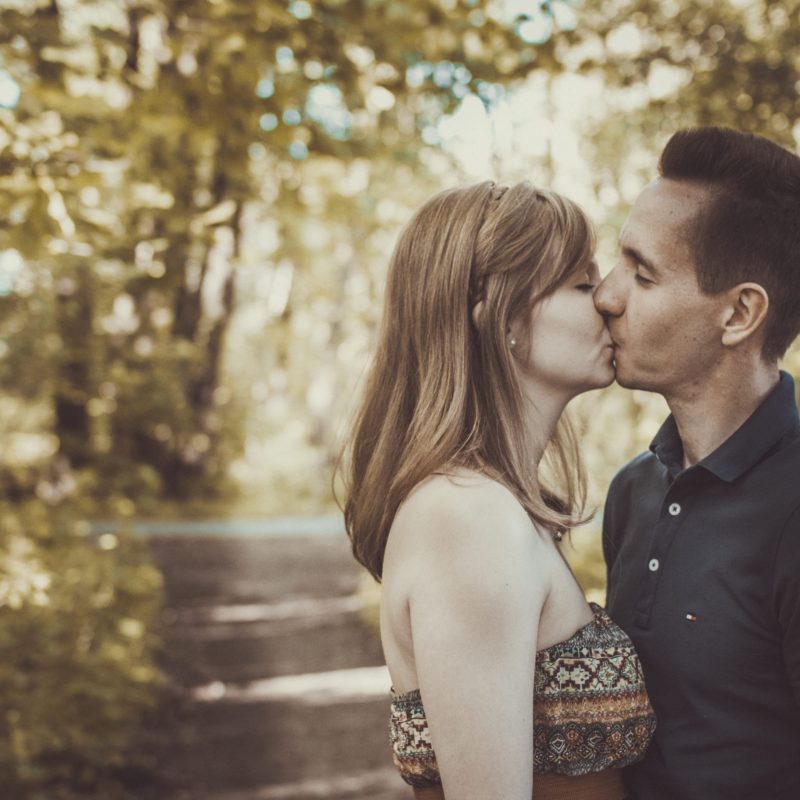 Küssendes Paar auf einem Waldweg in Oranienburg am Lehnitzsee