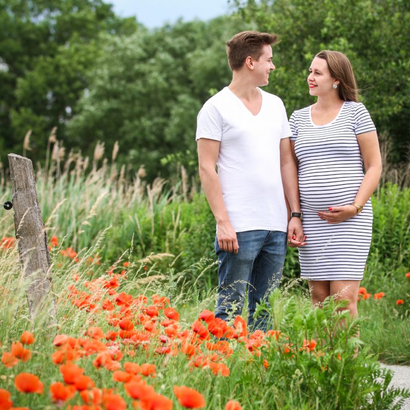 Familienbild von schwangerem Paar im Mohnfeld in Oberkrämer am Mühlensee