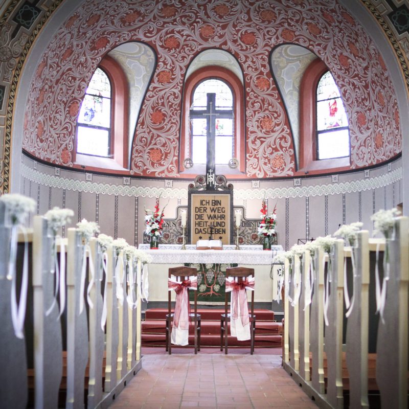 Prunkvolle Kirche mit schönen Ornamenten in Hohen Neuendorf mit Blick auf den Altar