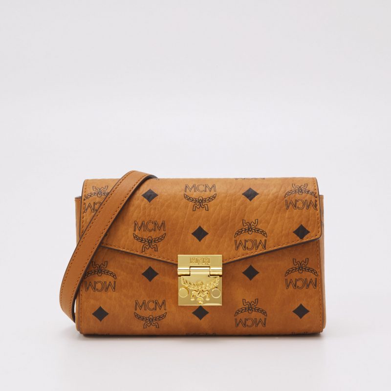 Produktfoto einer braunen MCM Designerhandtasche mit goldenem Verschluss