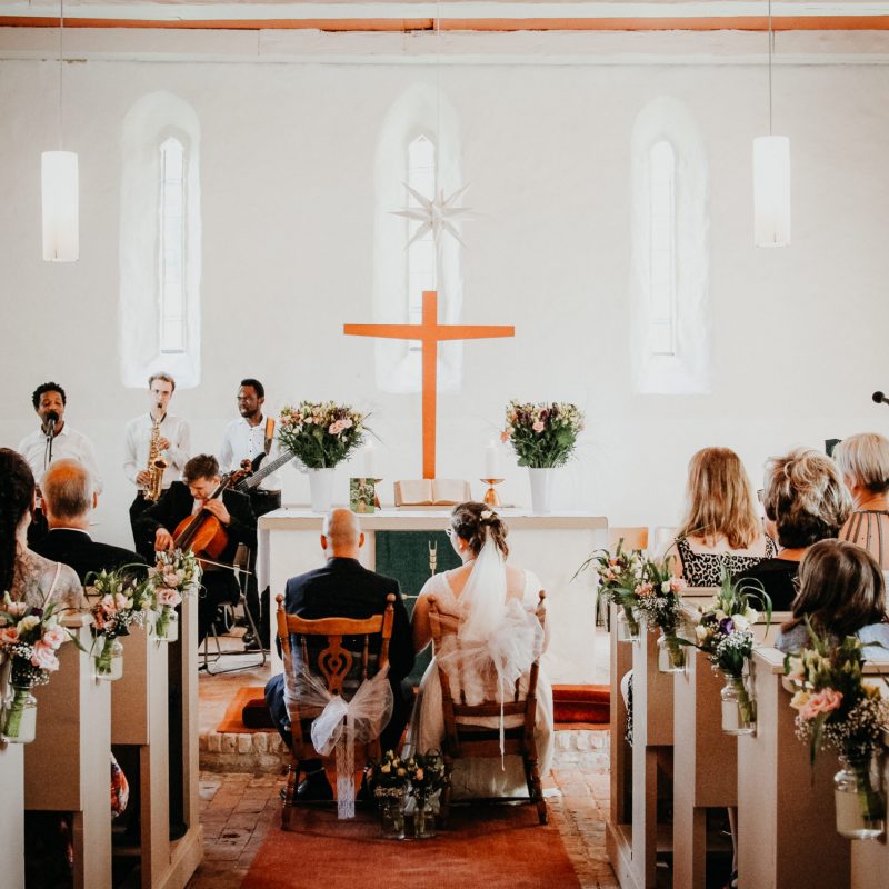 Hochzeitsbild von Brautpaar in einer Kirche in Storkow mit Musikband