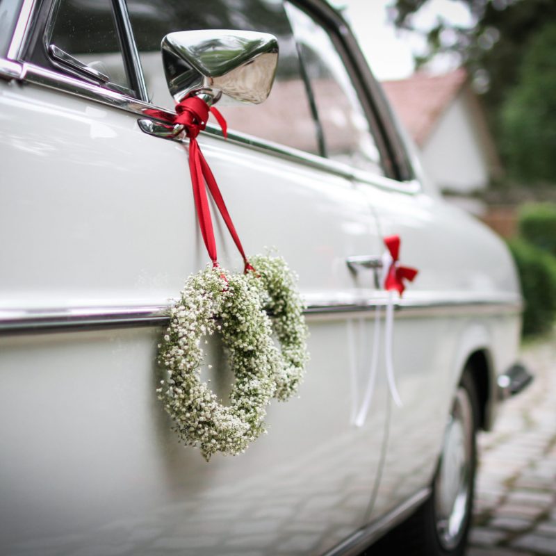 Oldtimer-Auto auf Hochzeit mit Hochzeitsdekoration in Hohen Neuendorf bei Berlin