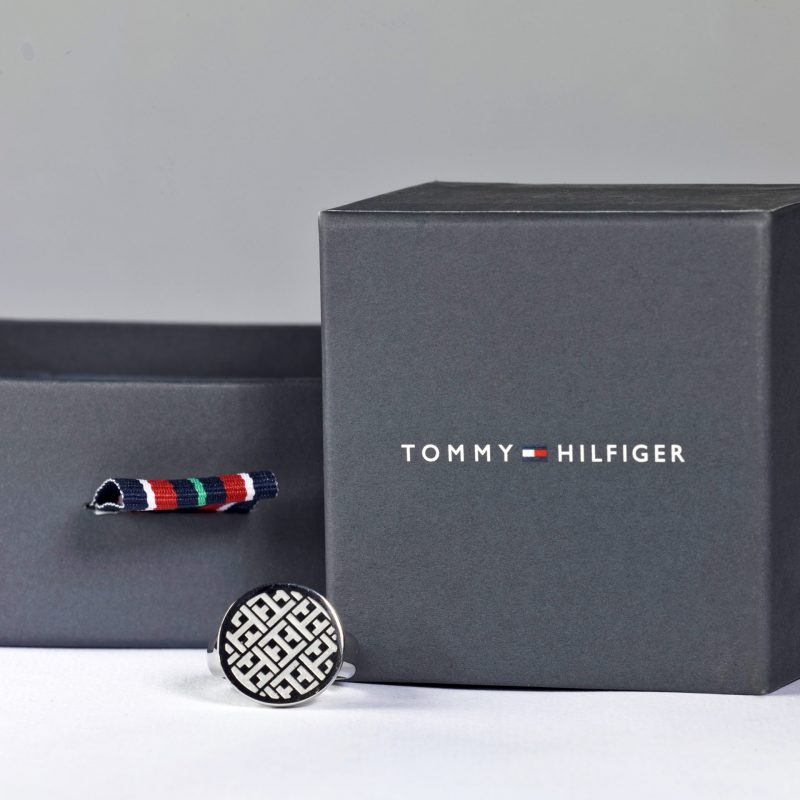 Produktfoto von einem silbernen Tommy Hilfiger Ring mit grauer Verpackung
